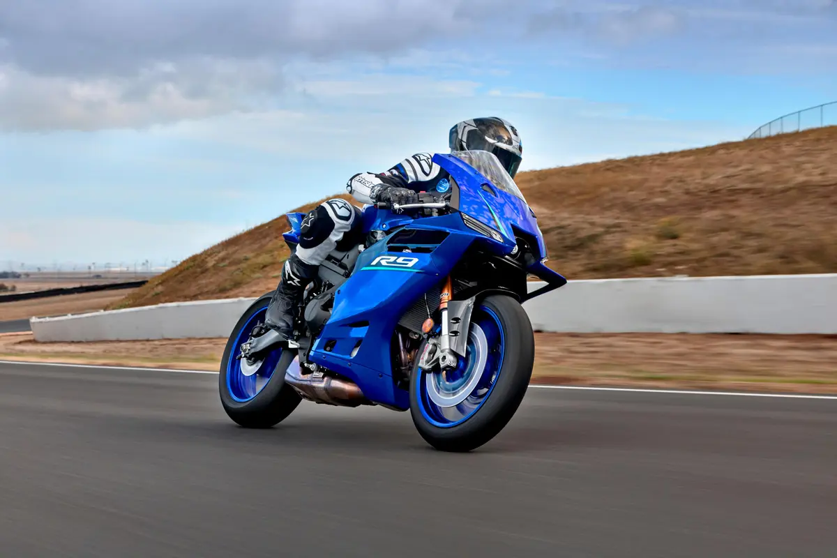 YAMAHA R9