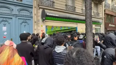 Paris - Kawasaki Mağazasını da Patlattılar
