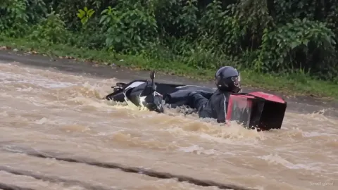 Kurye Sele Kapıldı, Motosikletini Bırakmadı! Zor Anlar Kameraya Yansıdı