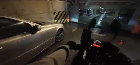 Garaj Kapısında Gergin Anlar