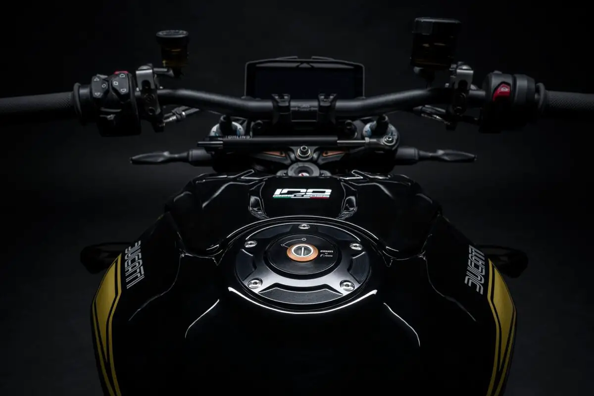 1784911712-2027-ducati-streetfighter-v4-s-100c-1200x800