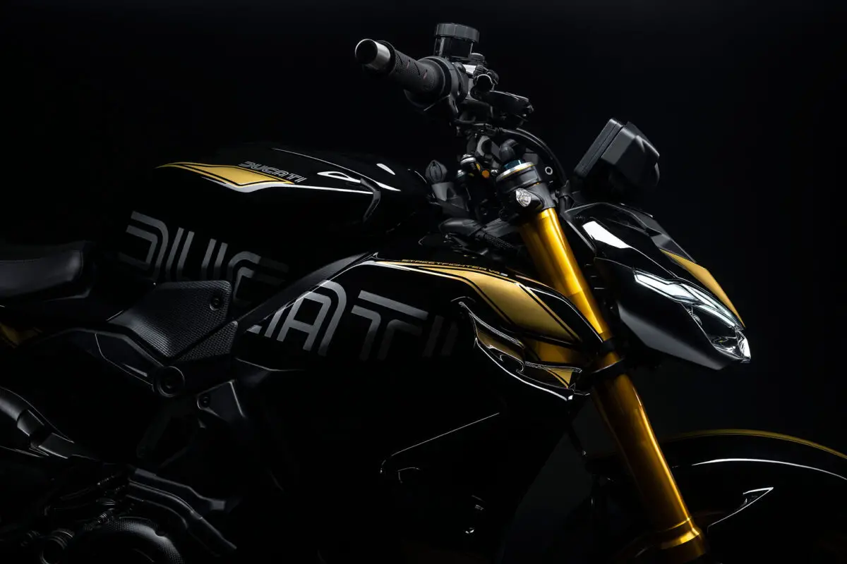 1784911728-2027-ducati-streetfighter-v4-s-100f-1200x800