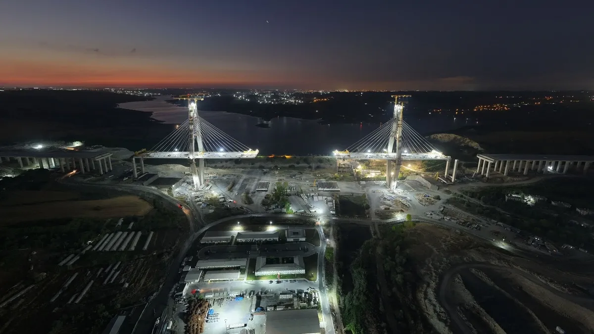 Kanal İstanbul’un İlk Köprüsünde Yüzde 80 Aşıldı: Sazlıdere Köprüsü Gece Görüntüsüyle Dikkat Çekiyor