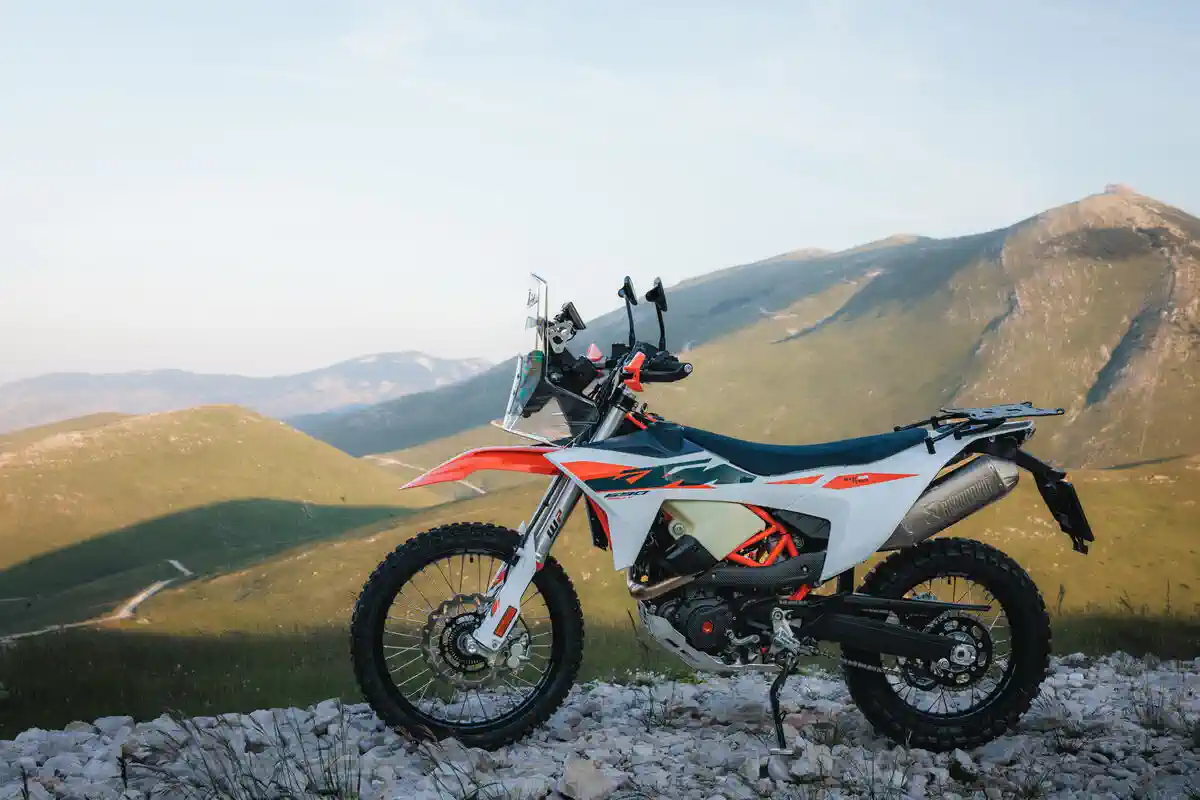 2027 KTM 690 Rally Resmen Tanıtıldı: 79 PS, 20 Litre Depo ve 161,5 kg
