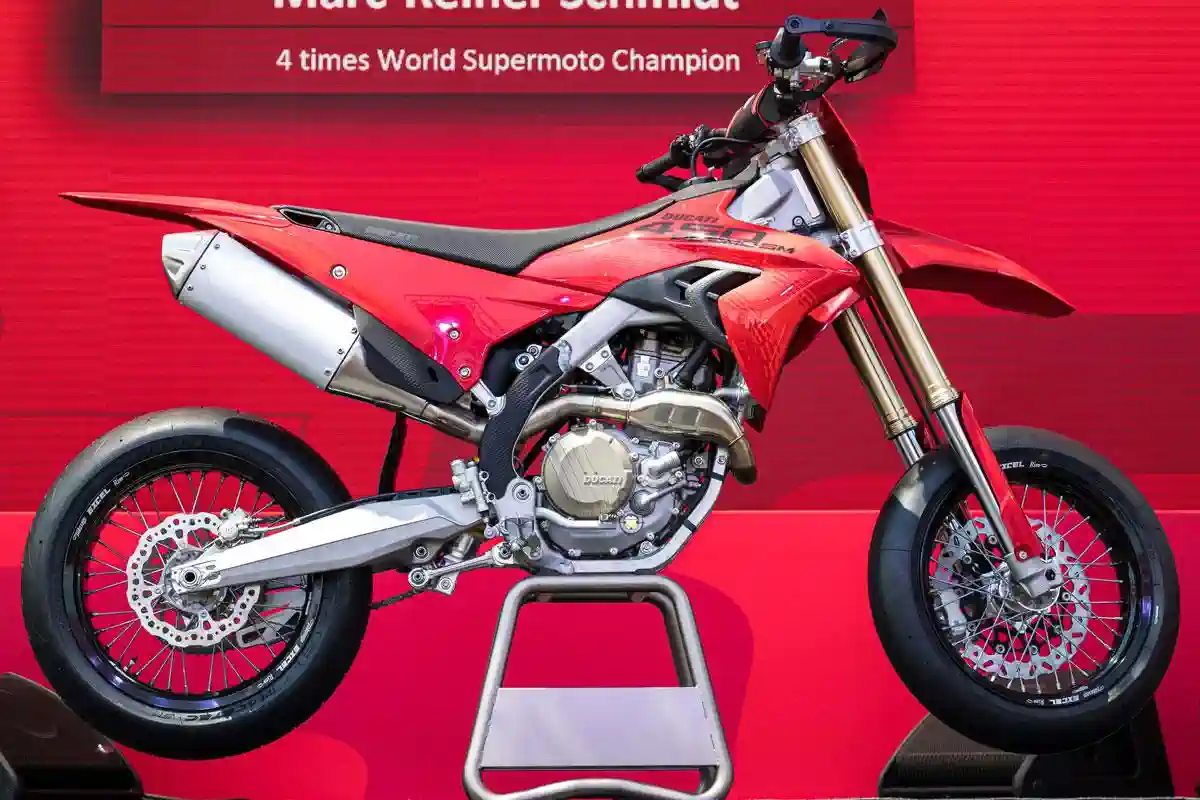 Ducati Desmo450 SM Satışa Çıkıyor: 63,5 HP, 109 kg ve Saf Supermoto Karakteri