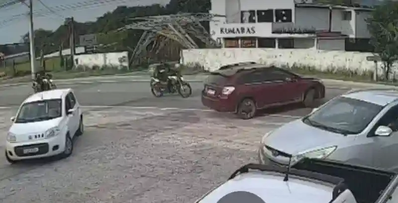 Öyle bir dönüş yaptı ki iki motorcu