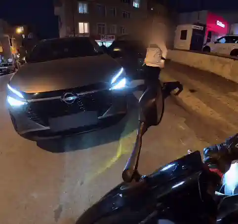 Aracından Sopayla İnen Tip