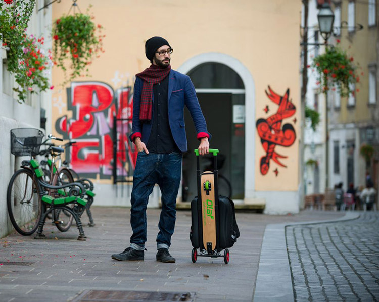 O bir sırt çantası, yoksa scooter, belki longboard, sonra tekrar bir valiz