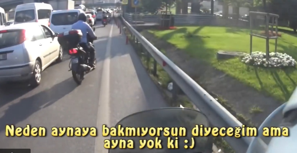 Hem ayna yok, hem de telefonla konuşuyor