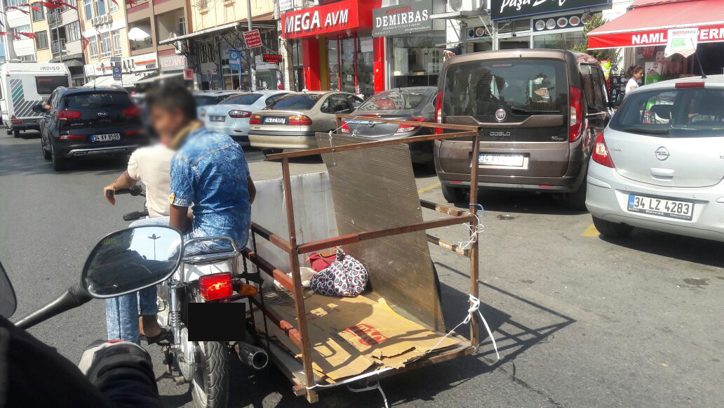 Motosikletli çocukların yaptıkları motor cebi