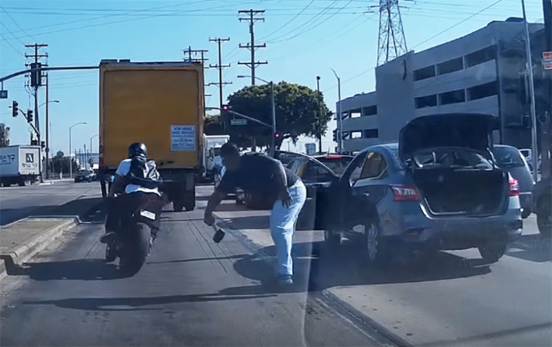 Çekiçle Motora Saldırı, Kaskla Cam Patlatma