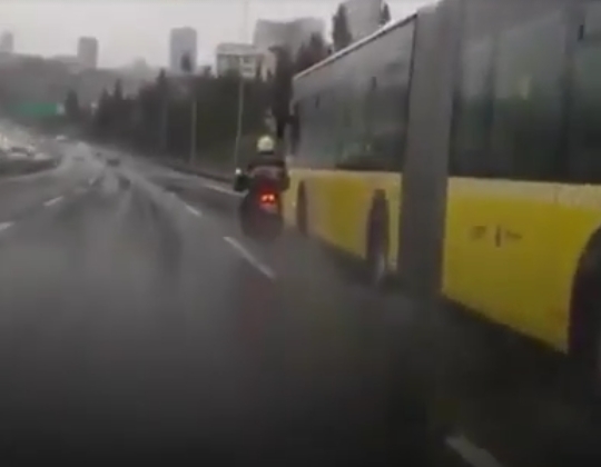 İETT Şoförü Fırtına Anında Motorcuya Kalkan Oldu
