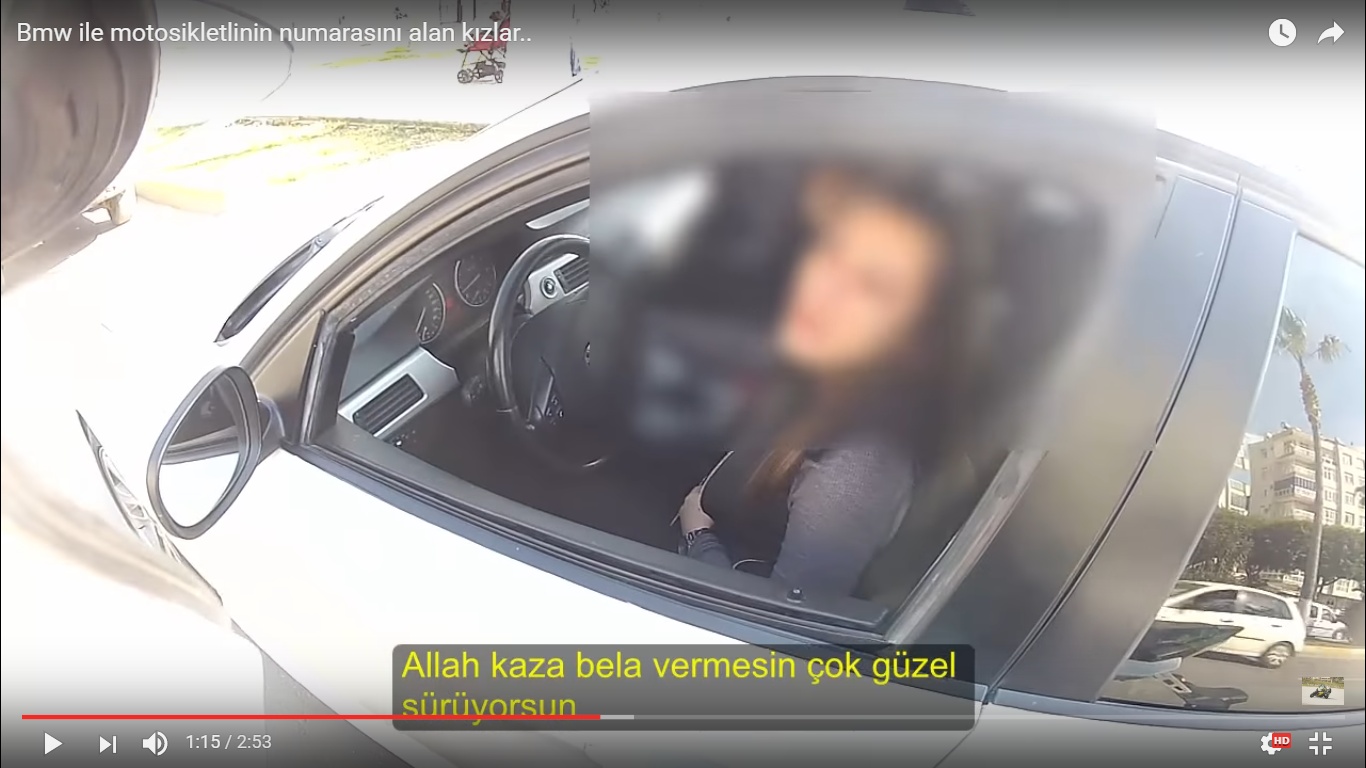 Bmw ile motosikletlinin numarasını alan kızlar