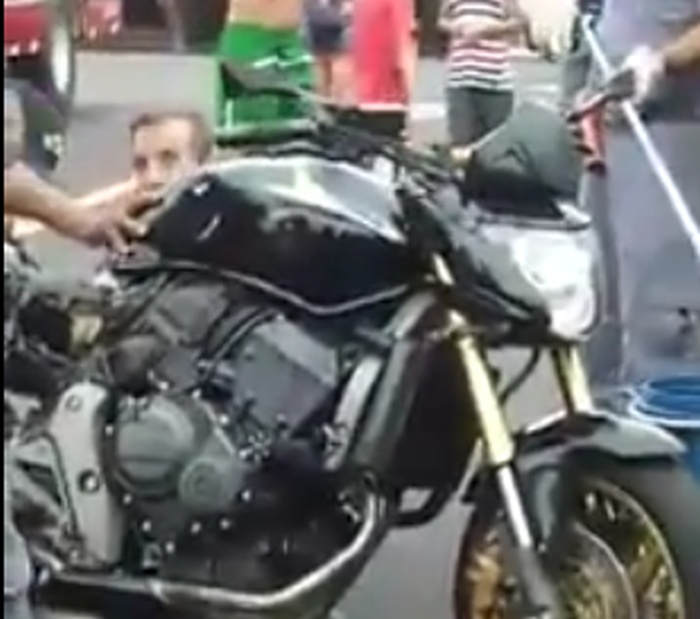 Motosikletinin içine girene inanamadı