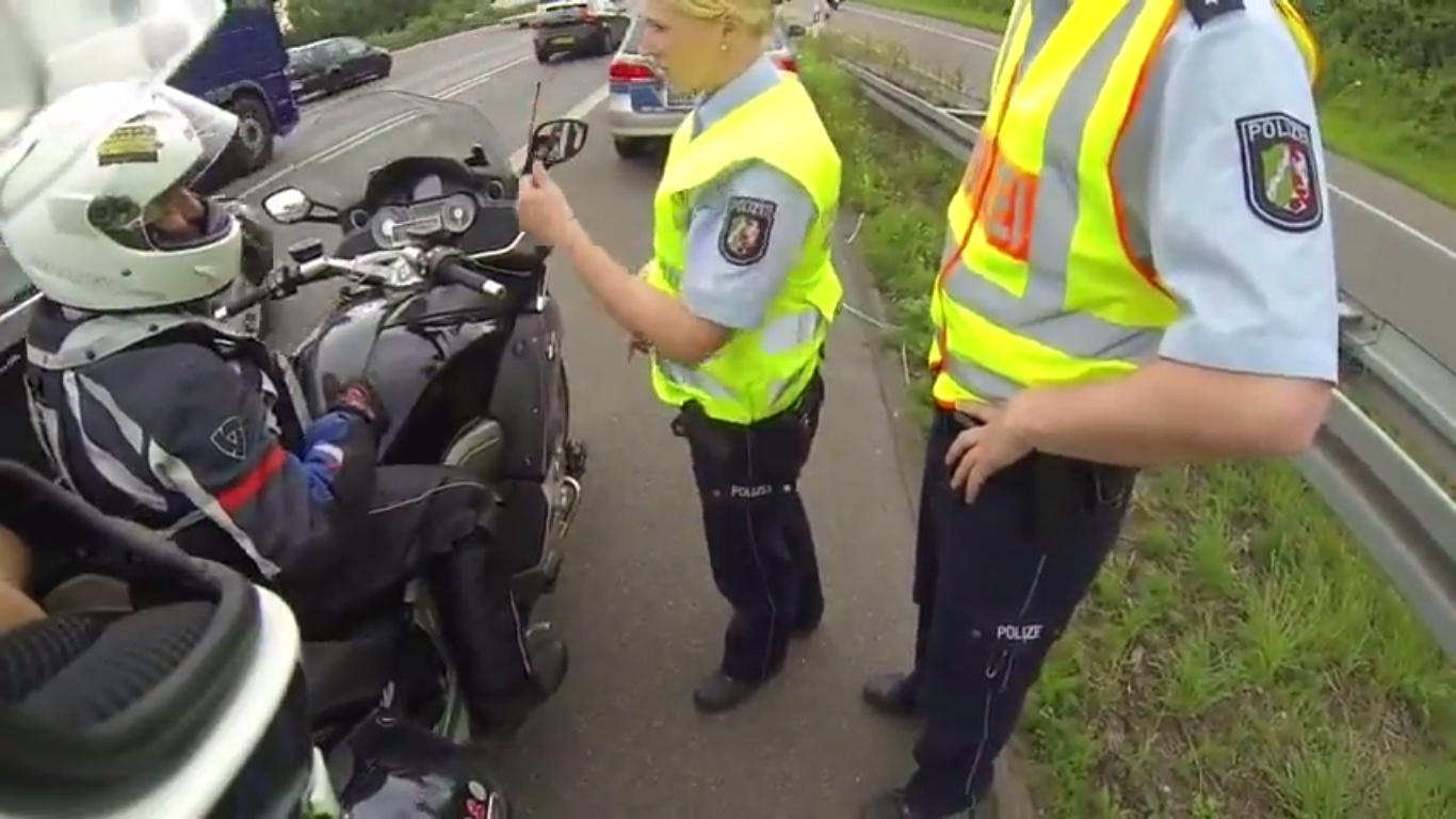 Türk Motorcuya Trafik Kurallarını Öğreten Alman Polisi