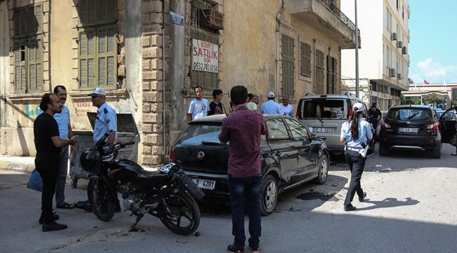 Motosiklet sürücüsü kazada başka bir aracın içine girdi