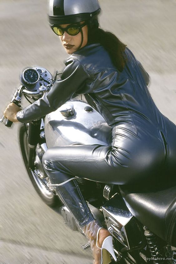 Latex ve Deri giyimin motosikletli kızlara çok yakıştığının 12 kanıtı fotoğraf