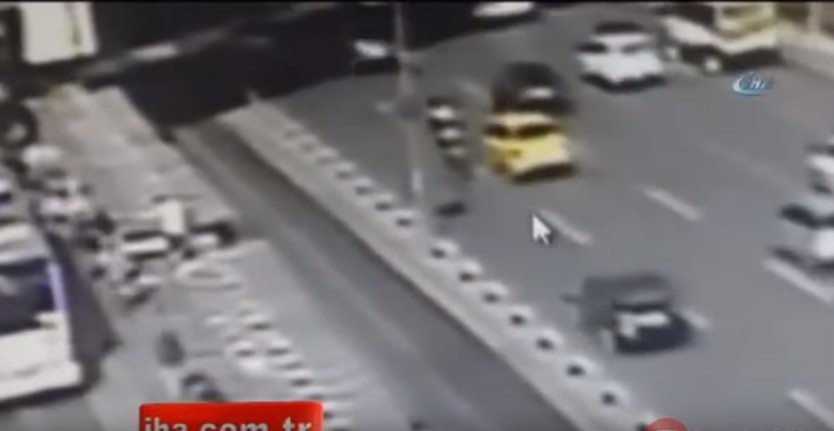 Ölümüne kavga, Aynasını kıran motosikletliyi bariyerle sıkıştırdı
