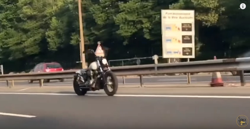 Sürücüsüz motosiklet yolda