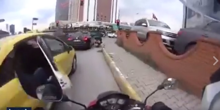 Kapı açılma kazasında motorcu düştü, kim suçlu tartışması çıktı