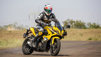Sıfır bajaj rs 200 mü 3 - 4 yaşında R25 mi