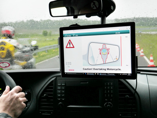 Motosikletler ile otomobilleri birbirine bağlayacak teknoloji kazaları engelleyecek