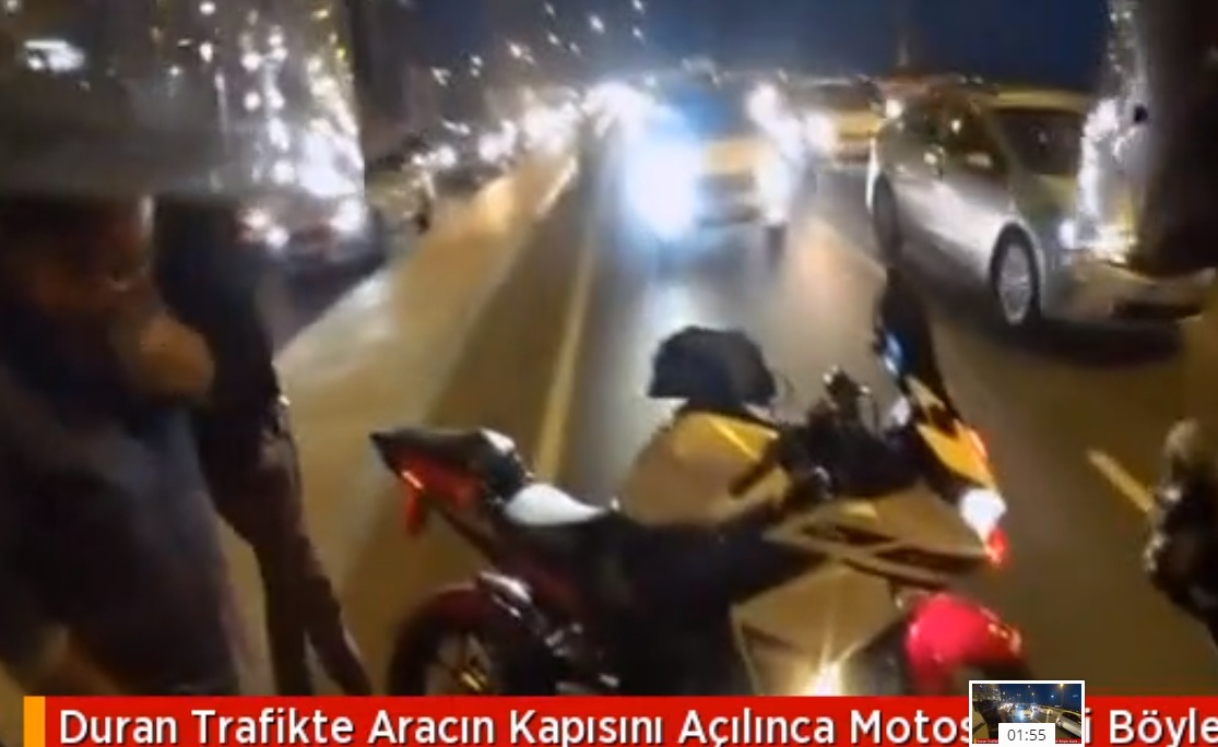 Duran trafikte motosikletliye kapı çarptı