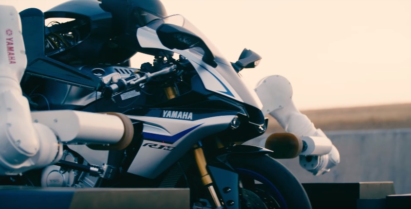 Motosiklet Sürücüsüyle Kapışan Yamaha Humanoid Robotu