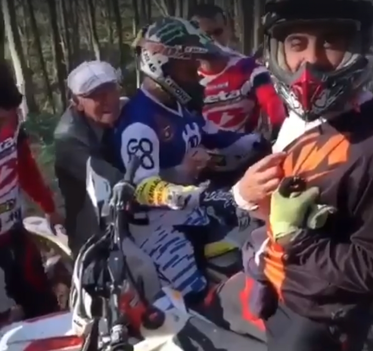 Ormanda kaybolan amcaya motorcu yardımı