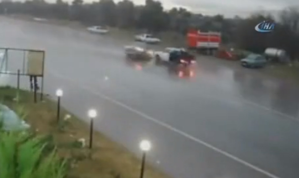 Motosiklet Sürücüsü Feci Kazayı Saniyelerle Atlattı
