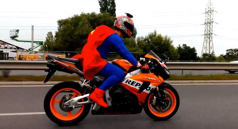 Motosikletli Süpermen Görenleri Şaşkına Çeviriyor
