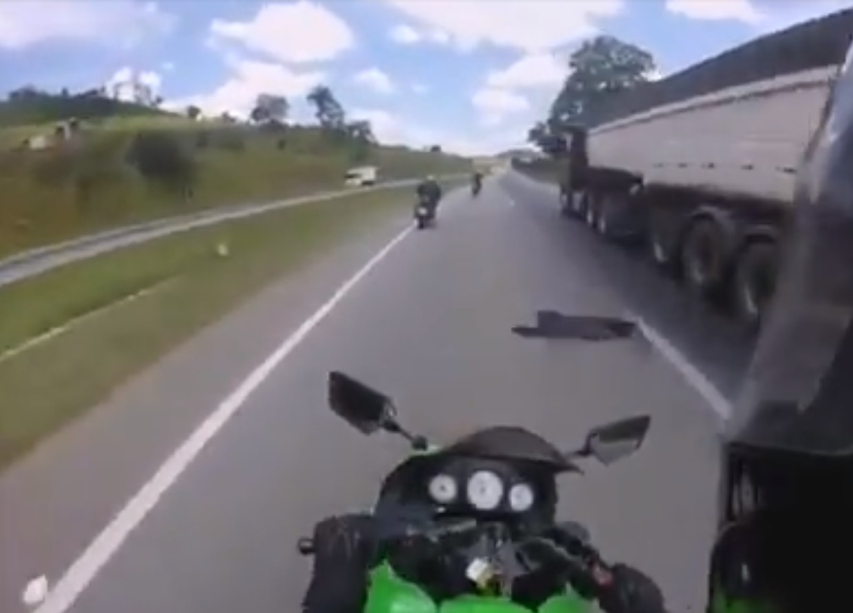 Motosiklet Sürücüsü bu kazadan kurtulabilir miydi?
