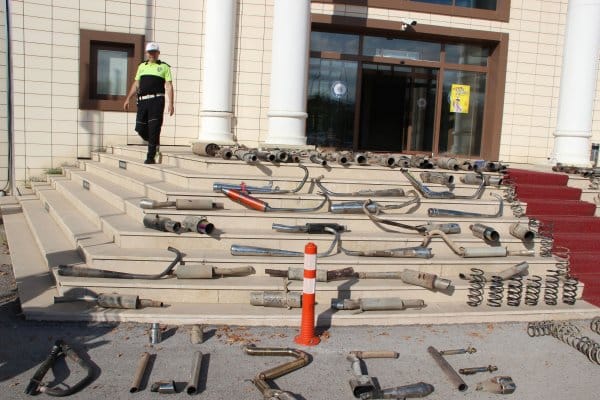 Düzce Polisi şehirde abartı egzozlu araç bırakmadı