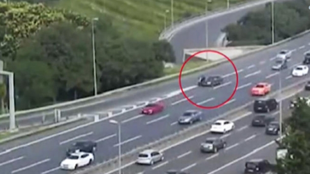 Motosiklete çarpmasıyla sürücü kayarak bariyere saplandı