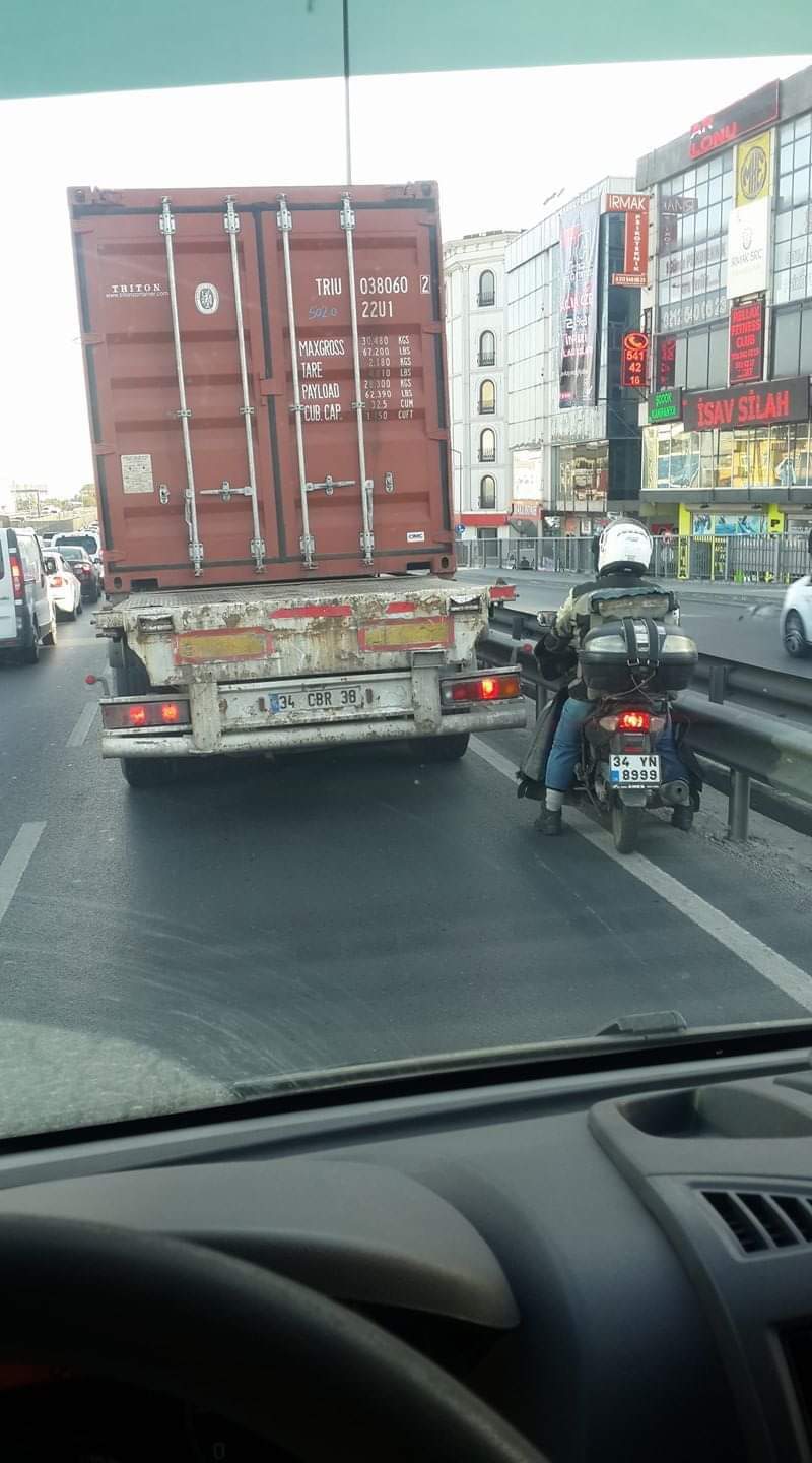 Büyük kamyon sürücüleri bizleri uyarıyor