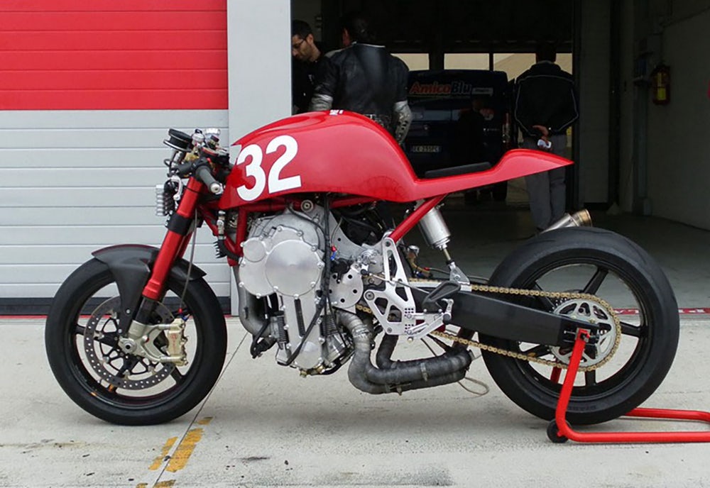 200 hp baş aşağı motoru olan garip İtalyan motosikleti