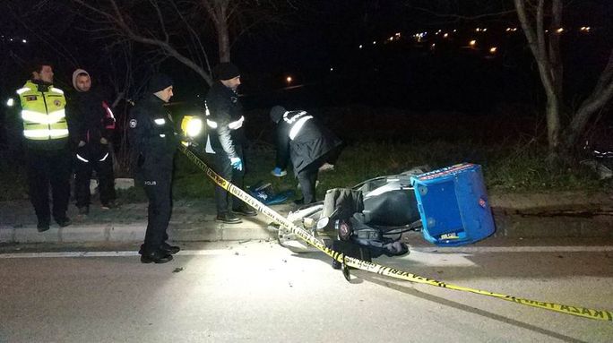 Yoldaki çukura giren kurye motosikleti ağaca çarptı, vefat etti