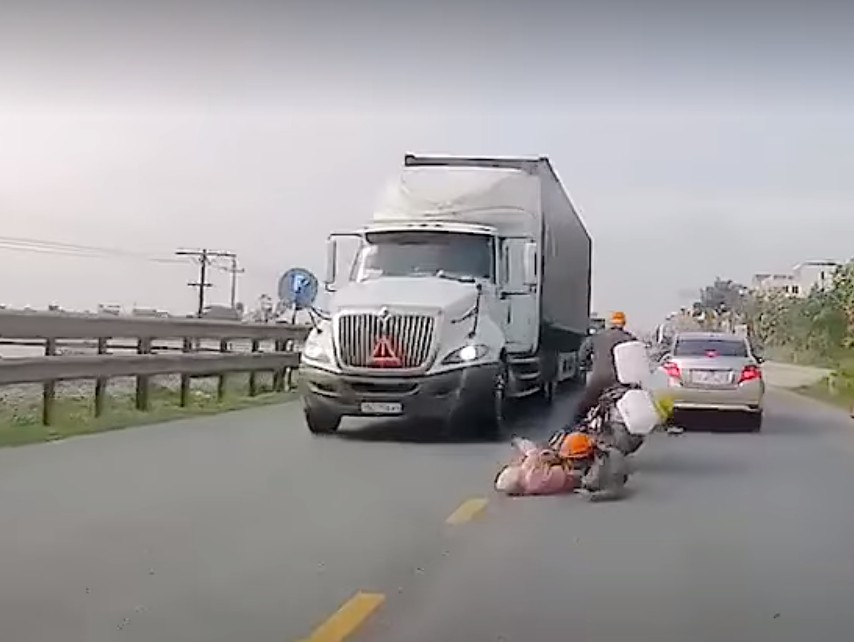 TIR'ın altında kalmaktan son anda kurtuldular
