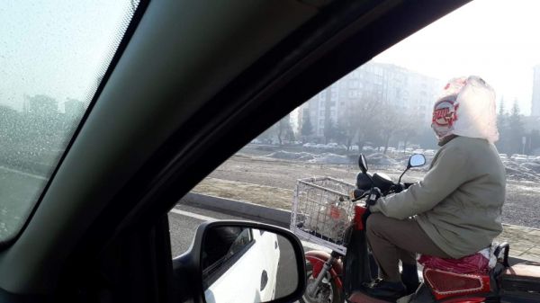 Motosiklet sürücüsünün poşetten kaskı
