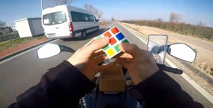 Trafikte rubik küp çözen motorcuya şok ceza