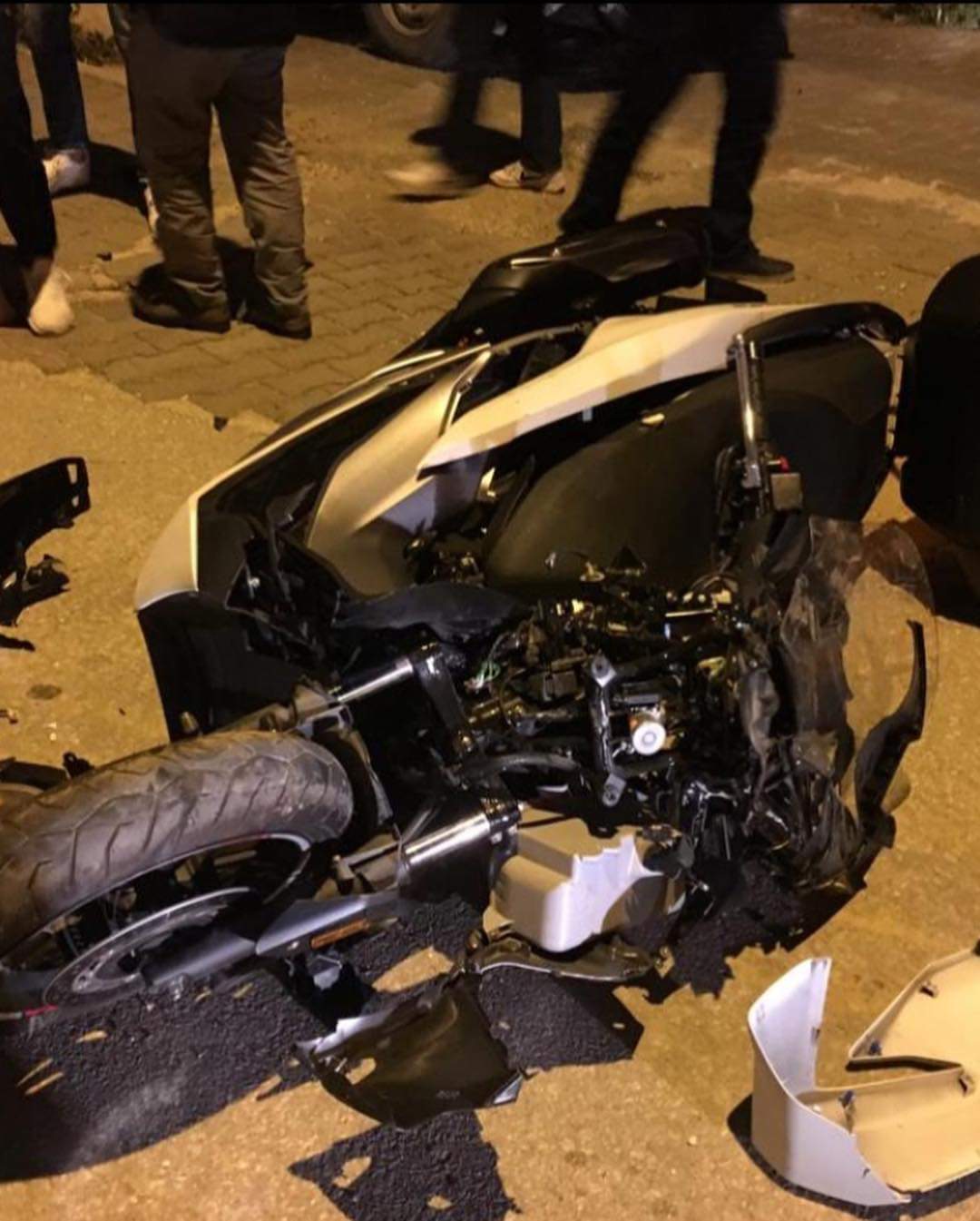 Köpeğe çarpıp kamyonun altına girdi