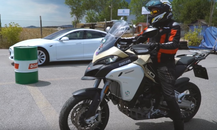 Tesla S 100D, Ducati 1260'a karşı