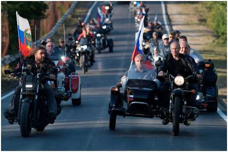 Putin organizasyona Ural motosiklet ile geldi