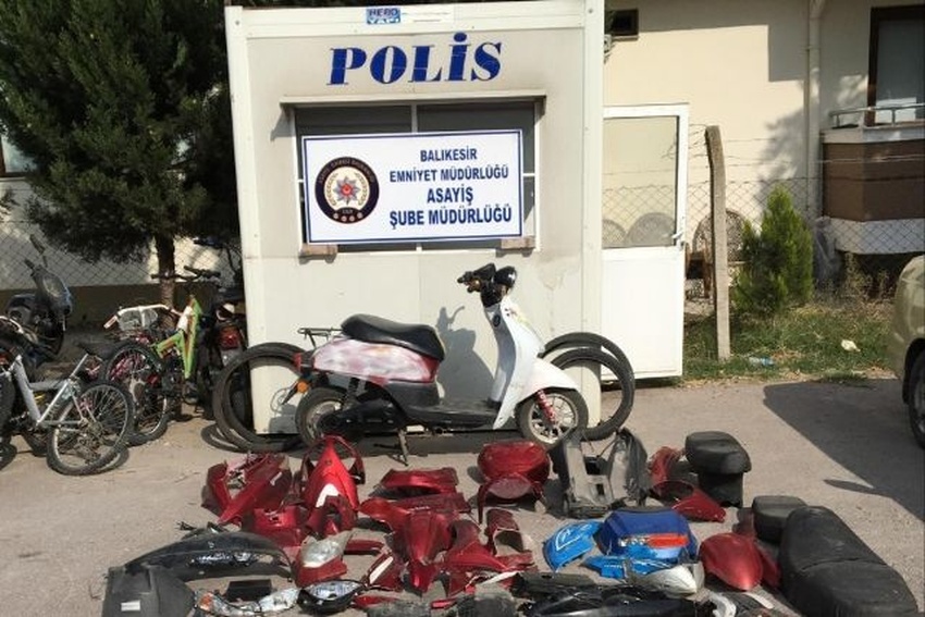 Çaldıkları Motosikletleri Parçalara Ayırırken Yakalandılar