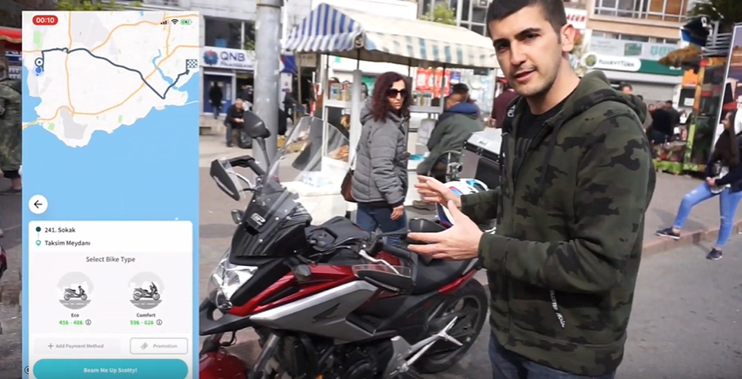Youtuber Turistlere İstanbul'da Toplu Taşımayı Anlatıyor