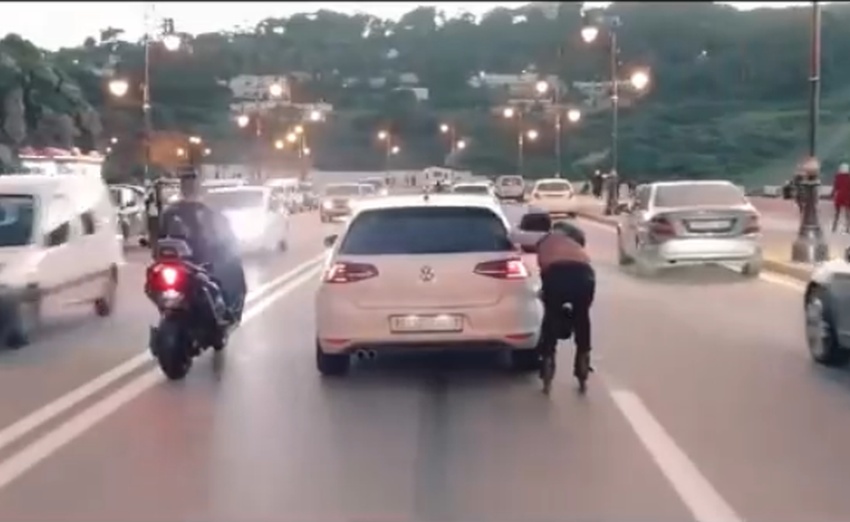 Motosikletli ve Patenli Soygun Araç Kamerasına Yansıdı