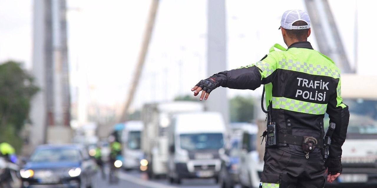 Trafiği tehlikeye atacak hareketler yapma, trafik işaretlerine zarar verme