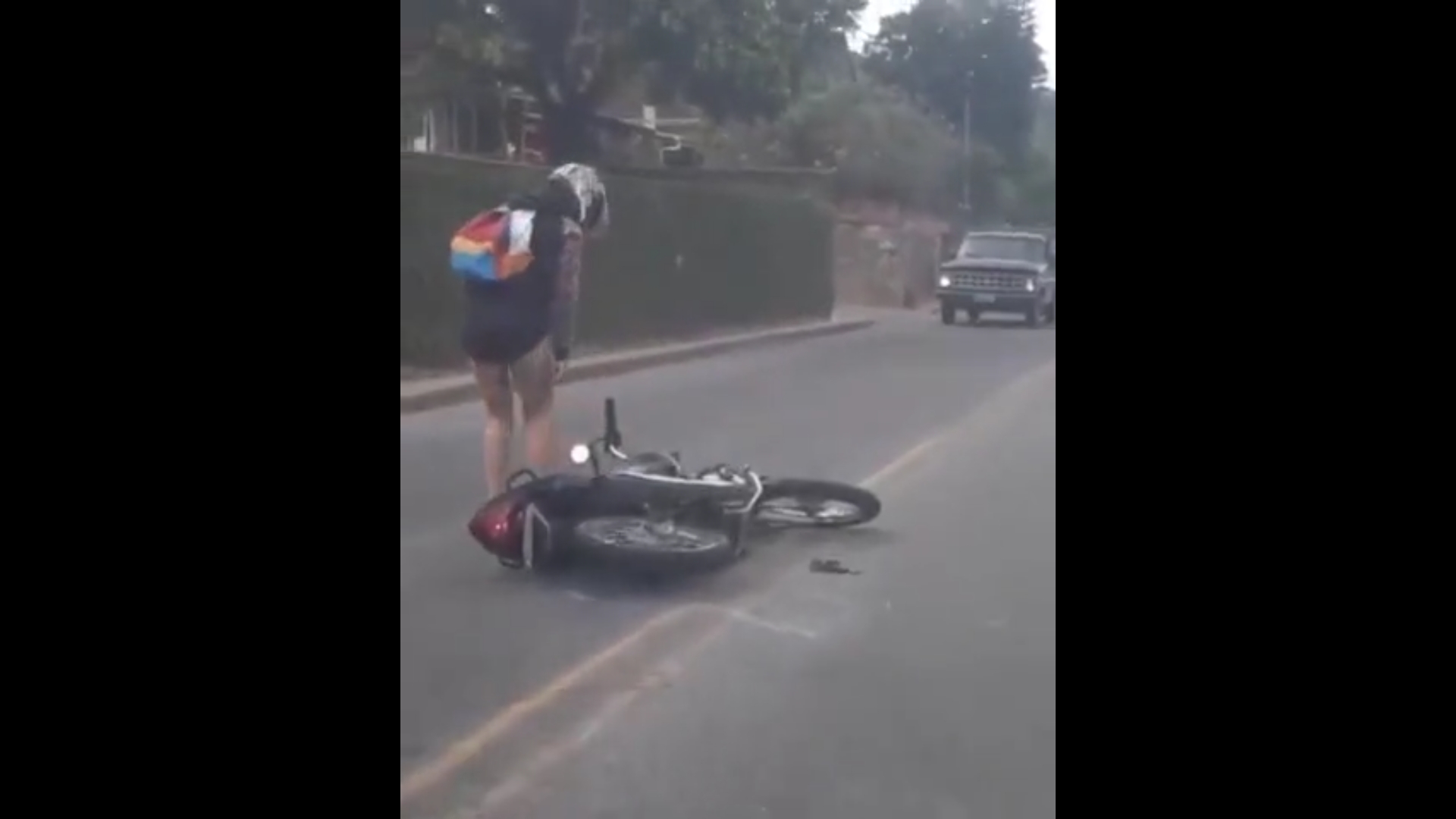 Motosikletli kıza arkadan dokunuyor, kız tepki gösterince