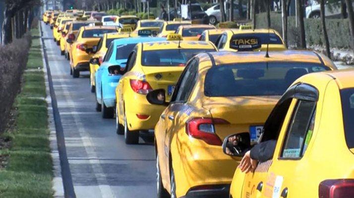 İstanbul’da taksiciler virüs nedeni ile işleri azaldığı için eylem yapıyor