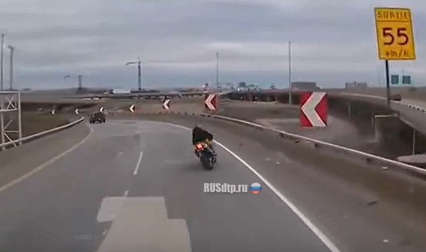Motosikletli'nin Üst Geçitten Düşüş Anı Kamerada